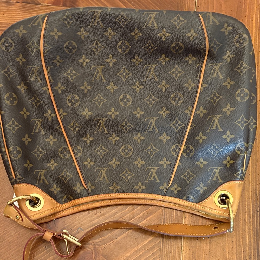 Louis Vuitton Galleria - Picture 2 of 7
